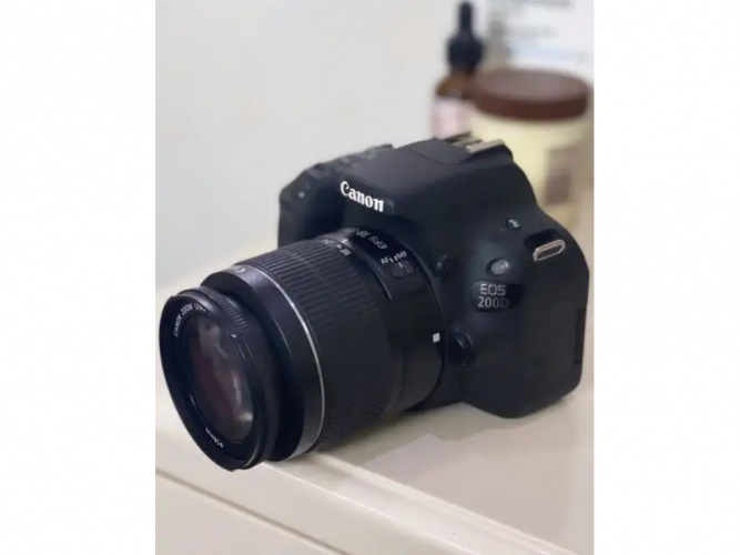 كاميرا كانون D200